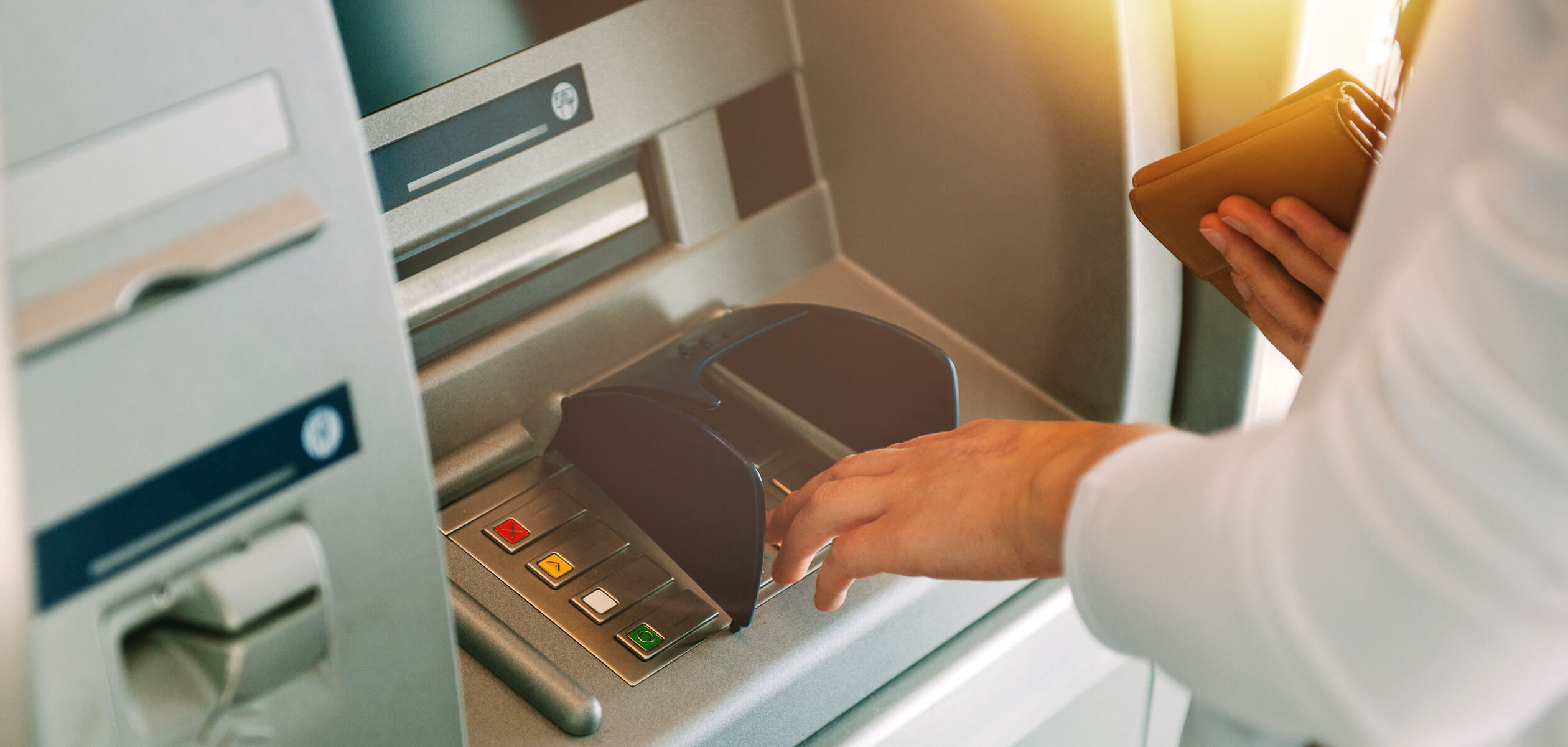 Viete, ako riešiť zabudnutú hotovosť v bankomate či krádež platobnej karty?